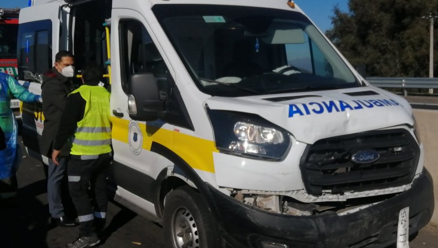 Ambulancia que trasladaba paciente fue colisionada en la Autopista del Sol: accidente se habría producido por la caída de un pallet