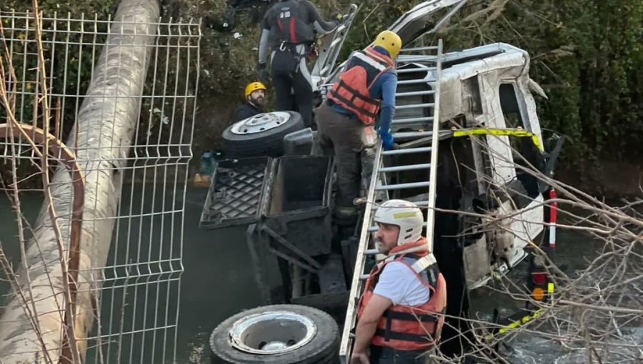 Conductor perdió el control de camión grúa y desbarrancó en el canal San Carlos: copiloto falleció