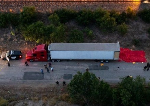 Hallan a 50 migrantes muertos al interior de un camión abandonado en Estados Unidos