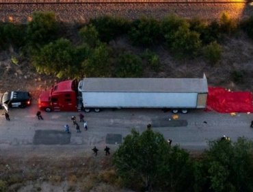 Hallan a 50 migrantes muertos al interior de un camión abandonado en Estados Unidos
