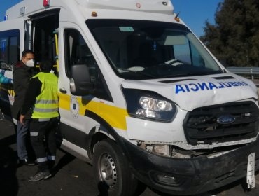 Ambulancia que trasladaba paciente fue colisionada en la Autopista del Sol: accidente se habría producido por la caída de un pallet