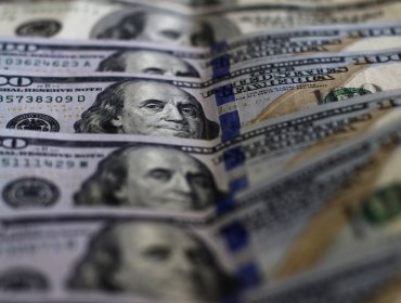 Dólar cerró con leve moderación tras alcanzar máximo histórico intradía de $930