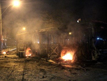 Investigan quema de un bus del sistema RED en Cerrillos: llamado anónimo a Carabineros alertó sobre el hecho