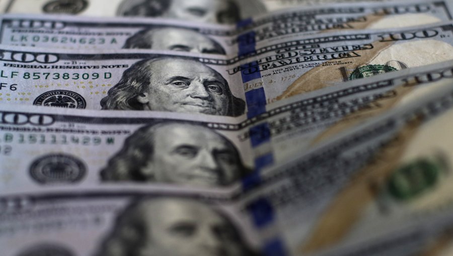 Dólar cerró con leve moderación tras alcanzar máximo histórico intradía de $930