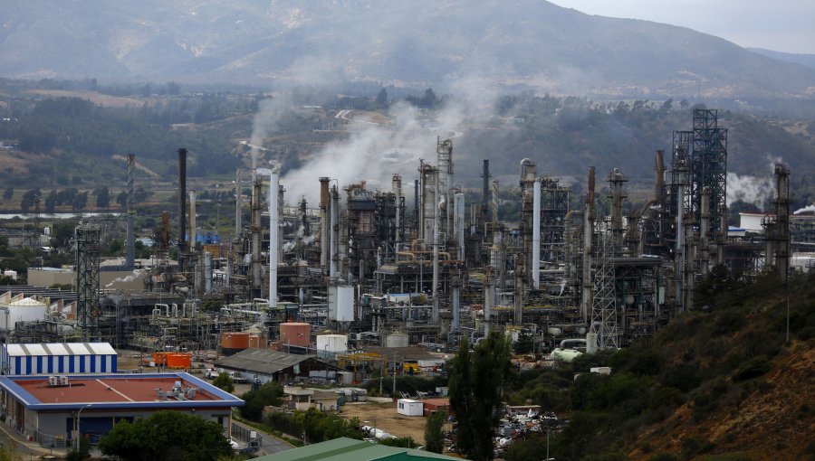 Sanciones o detener operación: El dilema que enfrentará ENAP cuando este 31 de julio llegue al límite de emisiones permitidas en Concón