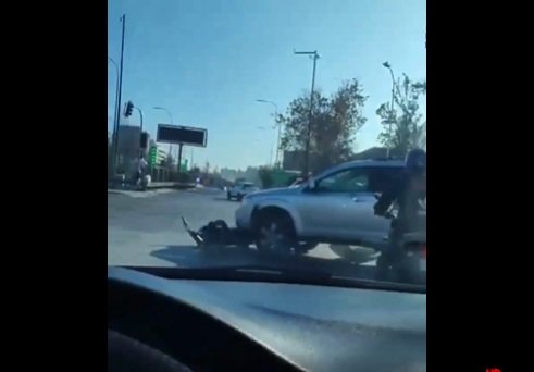 Registran violenta riña en Santiago: conductor de un vehículo terminó arrastrando una motocicleta