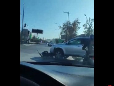 Registran violenta riña en Santiago: conductor de un vehículo terminó arrastrando una motocicleta