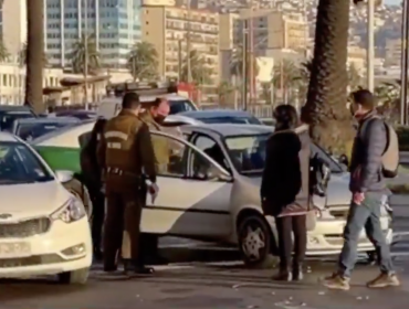 Alta congestión vehicular deja accidente de tránsito que involucró a automóvil particular y colectivo en el plan de Valparaíso