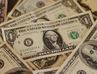 Precio del dólar continúa sobre los $930 y se espera que siga subiendo