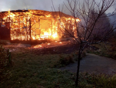 Encapuchados rociaron vivienda con líquido acelerante y le prendieron fuego en la localidad de Quidico