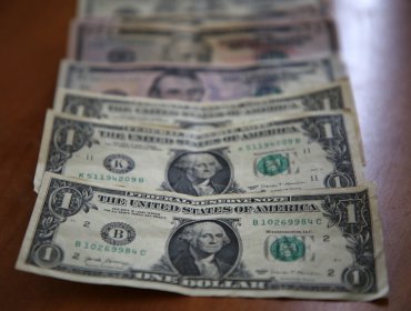 Dólar revirtió una fuerte alza y cerró este jueves en $920: subió casi $100 en junio