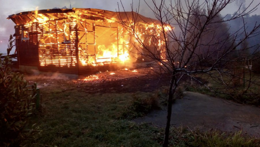 Encapuchados rociaron vivienda con líquido acelerante y le prendieron fuego en la localidad de Quidico