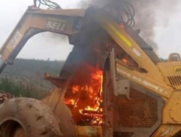 Dos máquinas y un furgón fueron quemados en ataque incendiario en predio forestal en Capitán Pastene