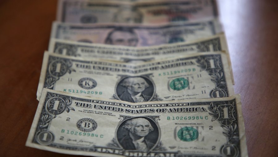 Dólar revirtió una fuerte alza y cerró este jueves en $920: subió casi $100 en junio