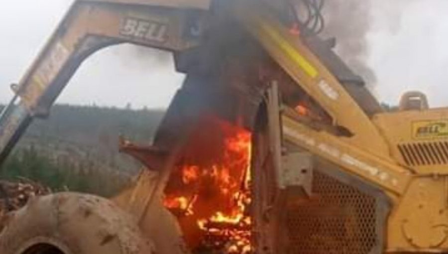 Dos máquinas y un furgón fueron quemados en ataque incendiario en predio forestal en Capitán Pastene