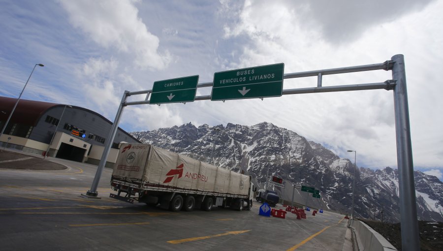 Suspenden el tránsito para todo tipo de vehículos en el paso fronterizo Los Libertadores por fuertes nevadas