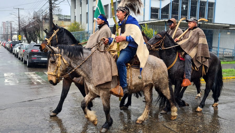 Machi Celestino Córdova llegó a caballo a la cárcel de Temuco para oficiar ceremonia mapuche