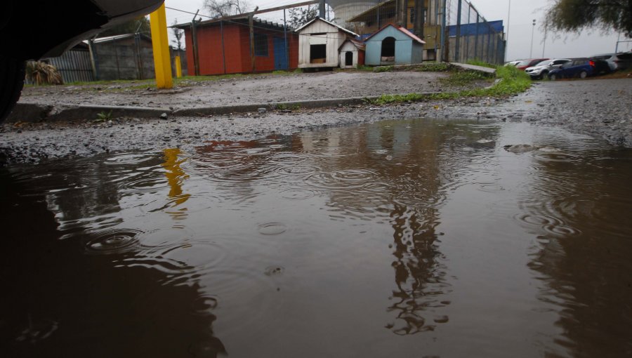 Sistema frontal deja semáforos apagados y calles anegadas en la región Metropolitana