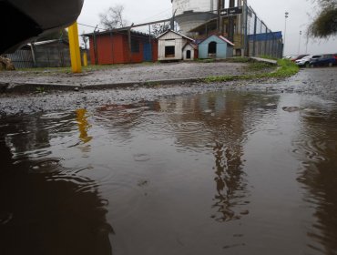 Sistema frontal deja semáforos apagados y calles anegadas en la región Metropolitana