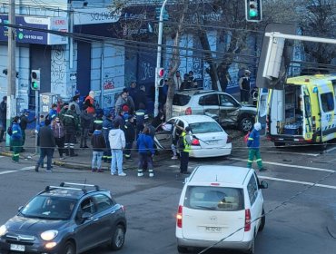 Accidente en Francia con Independencia en Valparaíso deja al menos 5 lesionados y tres vehículos involucrados