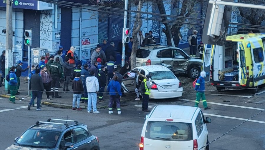 Accidente en Francia con Independencia en Valparaíso deja al menos 5 lesionados y tres vehículos involucrados