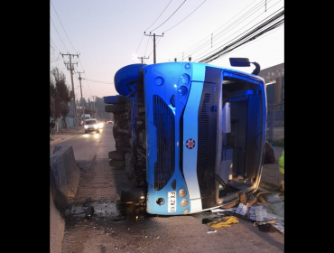 15 lesionados y un microbús de pasajeros volcado deja accidente de tránsito en Quilpué: alta congestión vehicular hacia Villa Alemana