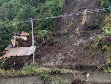 Una vivienda destruida y otras dos con daños deja una remoción en masa en Pelluco: Hay una persona desaparecida