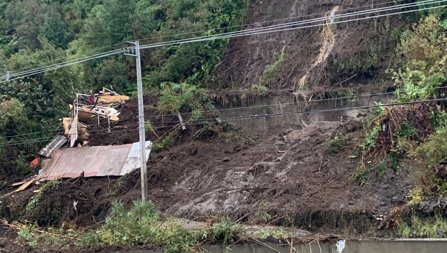 Una vivienda destruida y otras dos con daños deja una remoción en masa en Pelluco: Hay una persona desaparecida