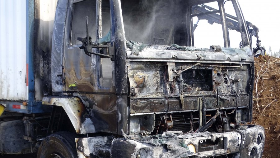 Cerca de 30 encapuchados armados incendiaron camiones y maquinaria pesada en Lumaco