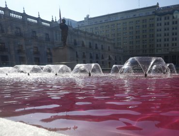 Tiñen de rojo una pileta de la plaza de la Ciudadanía de La Moneda en paralelo a acto de cierre de la Convención