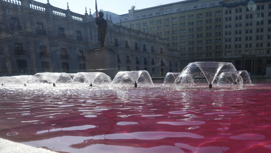 Tiñen de rojo una pileta de la plaza de la Ciudadanía de La Moneda en paralelo a acto de cierre de la Convención