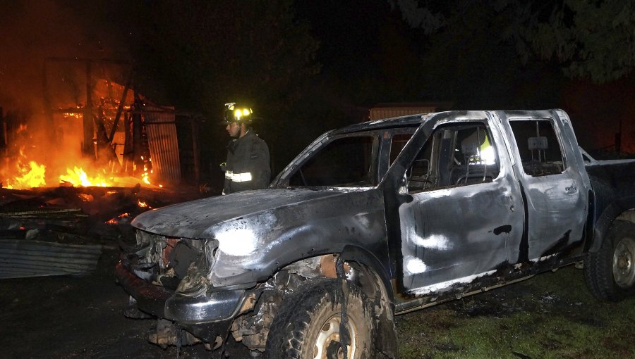 Tres vehículos y un galpón fueron quemados por encapuchados que ingresaron a un fundo entre Traiguén y Lumaco