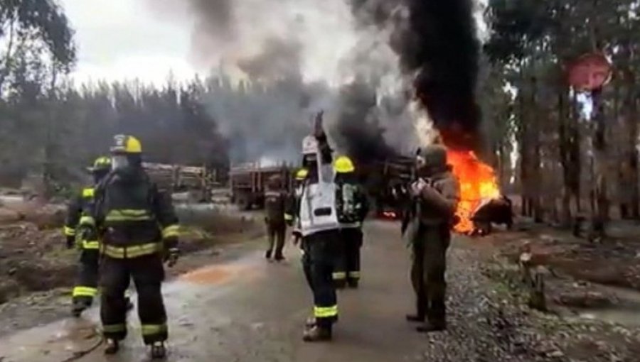 Al menos cinco camiones destruidos dejó nuevo ataque incendiario en Collipulli: Carabineros fueron atacados con disparos