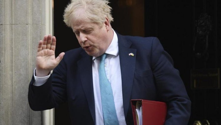 "Vamos a seguir con el gobierno": la respuesta de Boris Johnson ante la grave crisis política que amenaza su mandato