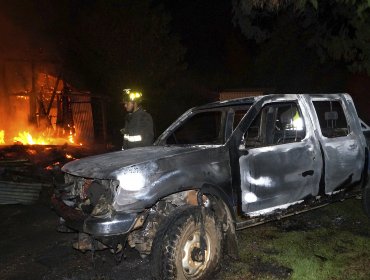 Tres vehículos y un galpón fueron quemados por encapuchados que ingresaron a un fundo entre Traiguén y Lumaco