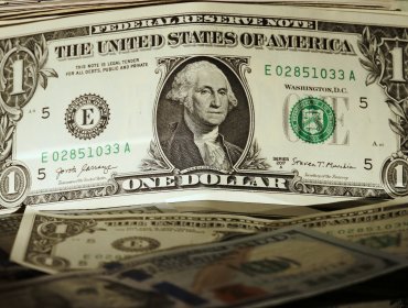 Tras alcanzar una cifra histórica: Dólar cerró la jornada en $968 después de haber tocado los $1.000