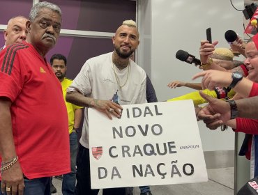 Arturo Vidal fue recibido por los fanáticos del Flamengo en su llegada a Brasil para firmar su contrato