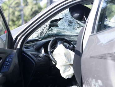 Delincuentes que robaron un automóvil sufrieron violento accidente en Maipú: chocaron contra semáforo y se volcaron