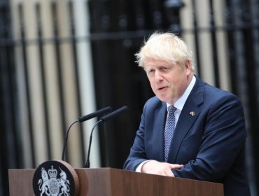 Boris Johnson dimite pero asegura que seguirá como primer ministro hasta que su partido elija a un nuevo líder