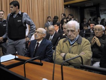 Condenan a 10 exmilitares a cadena perpetua por crímenes cometidos durante la dictadura en Argentina