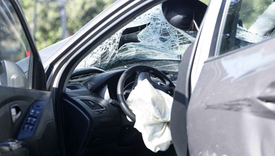 Delincuentes que robaron un automóvil sufrieron violento accidente en Maipú: chocaron contra semáforo y se volcaron