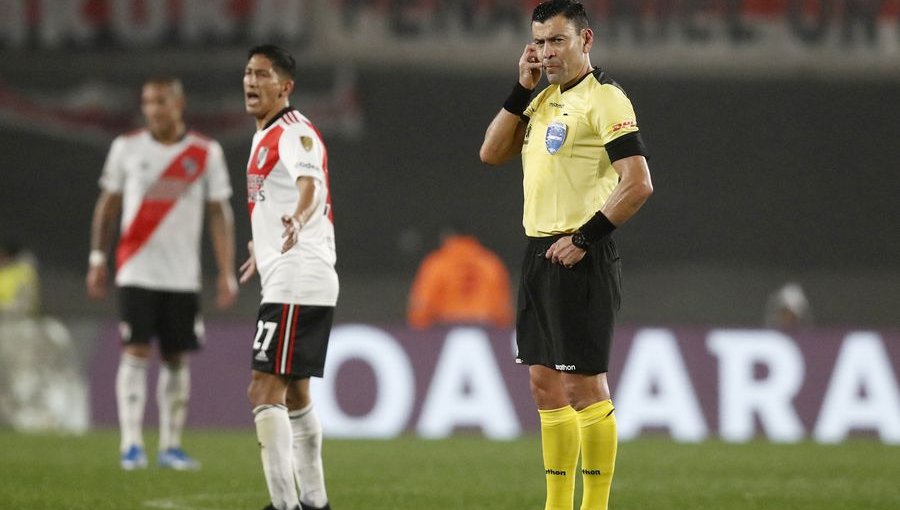 DT de River Plate criticó duramente a Roberto Tobar tras eliminación de Copa Libertadores: "Hay un dejo de injusticia total"