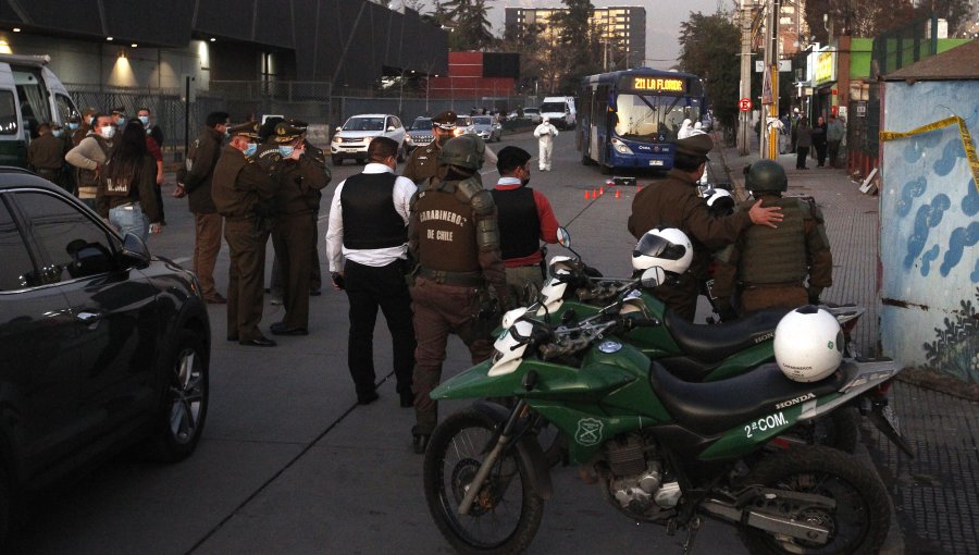 Encuentran vehículo presuntamente involucrado en balacera que dejó a carabinero herido en el rostro en La Cisterna