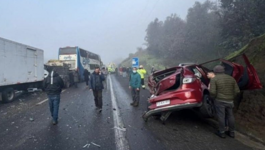 Seis lesionados deja violenta colisión múltiple registrada en ruta 5 Sur de Río Claro: uno de ellos de carácter grave
