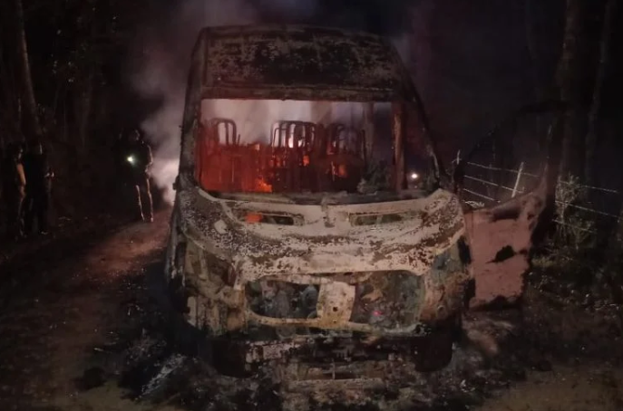Dos camiones y un furgón resultaron destruidos tras ataque incendiario al interior de fundo en Máfil