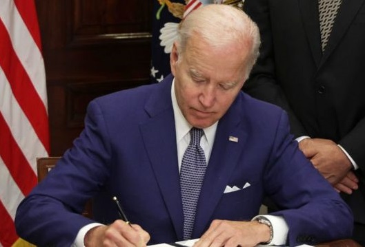 Joe Biden firma una orden ejecutiva que busca proteger el acceso al aborto en Estados Unidos