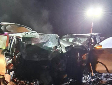Dos personas fallecieron en colisión frontal de alta energía entre una camioneta y un vehículo menor en ruta Cartagena - Casablanca