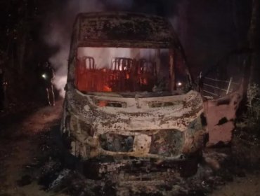 Dos camiones y un furgón resultaron destruidos tras ataque incendiario al interior de fundo en Máfil