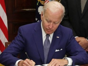 Joe Biden firma una orden ejecutiva que busca proteger el acceso al aborto en Estados Unidos