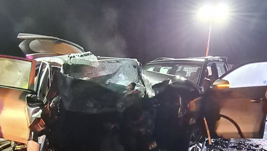 Dos personas fallecieron en colisión frontal de alta energía entre una camioneta y un vehículo menor en ruta Cartagena - Casablanca